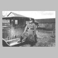 080-0008 Franz Lohrenz in Uniform und mit seinem Auto auf seinem Hof.jpg